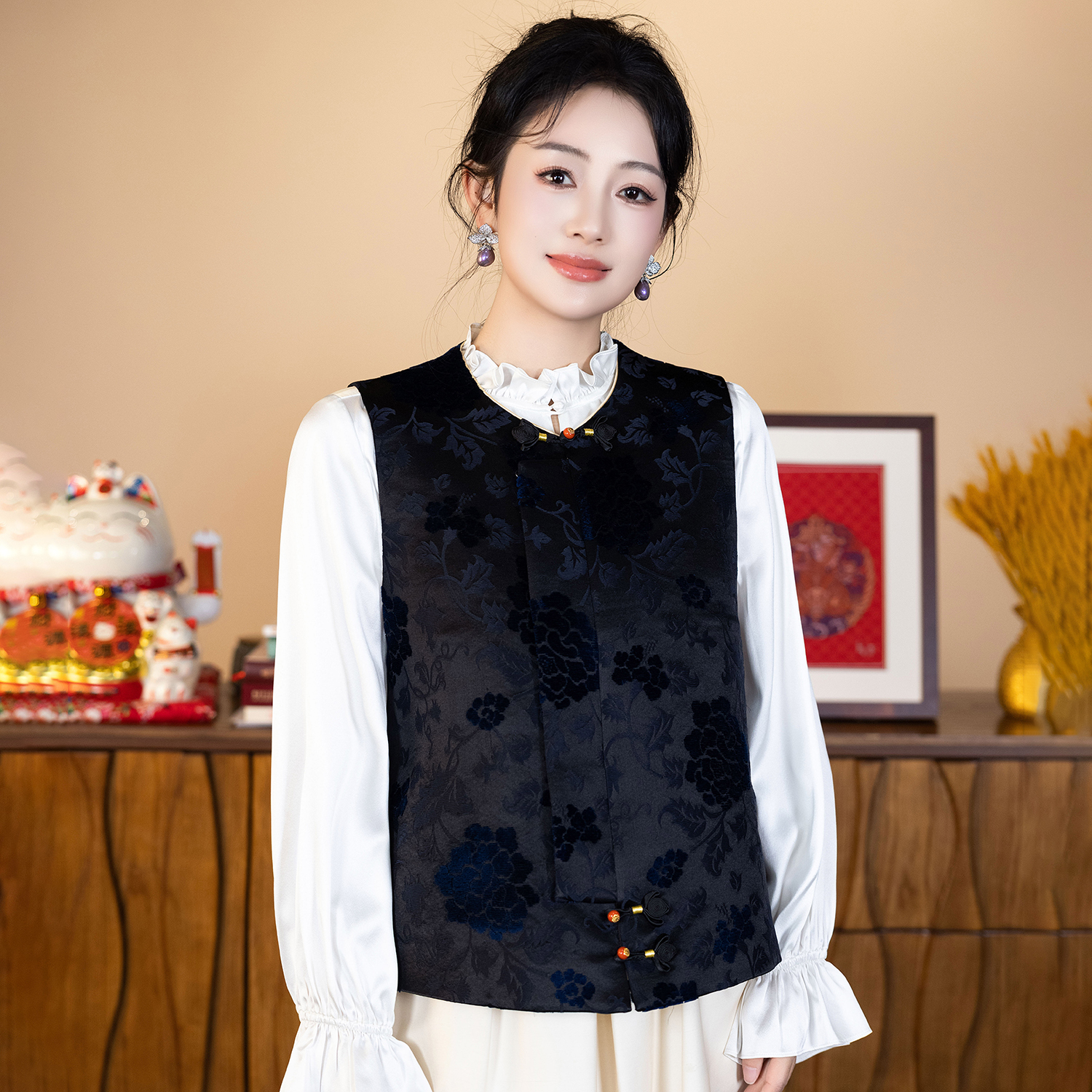 华裳格新中式黑地蓝花圆领琵琶襟花锦漳缎马甲HS1186