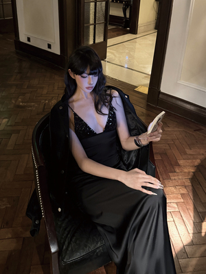 Se flatter 黑闪片拼接缎面垂感低胸拖地A字长裙约会晚礼服高级感