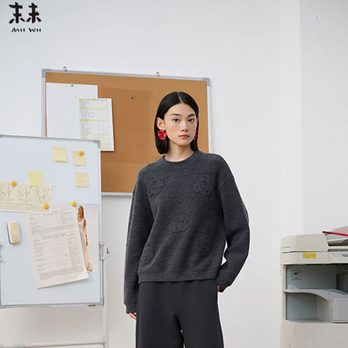 MIIWII末未25冬灰色圆领拉绒针织呢上衣通勤羊毛卫衣女S254109