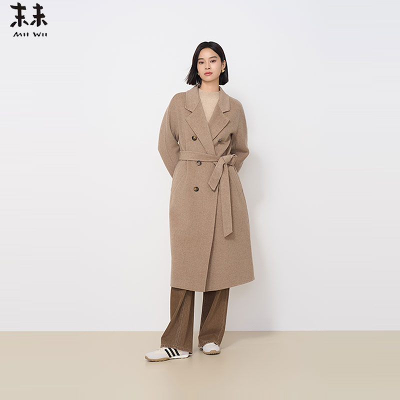 MIIWII末未24冬燕麦色百搭极简廓形大衣翻领长款收腰大衣D244404