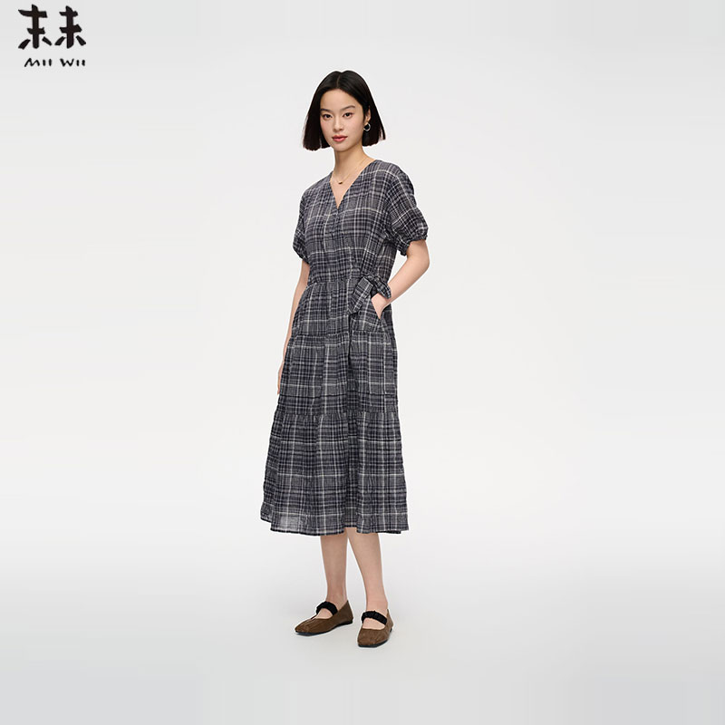 MIIWII末未25夏黑灰格纹v领侧绑带显瘦复古格纹连衣裙女L252536