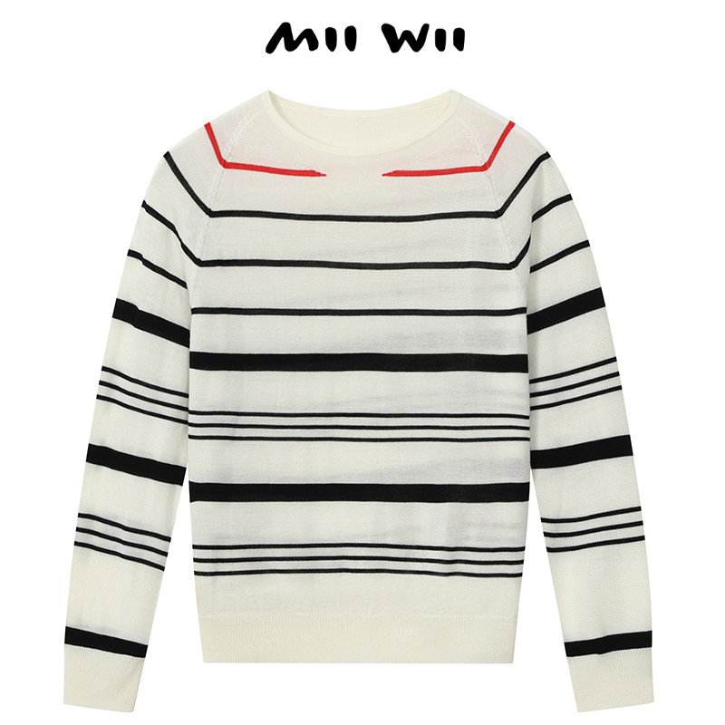 末未黑白夹红条套头针织衫