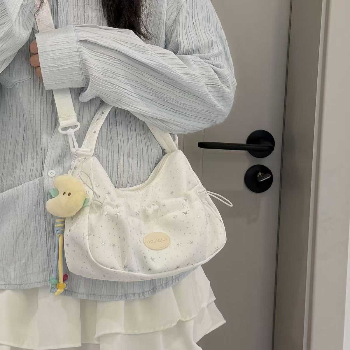 学生轻便褶皱小斜挎包女孩超火