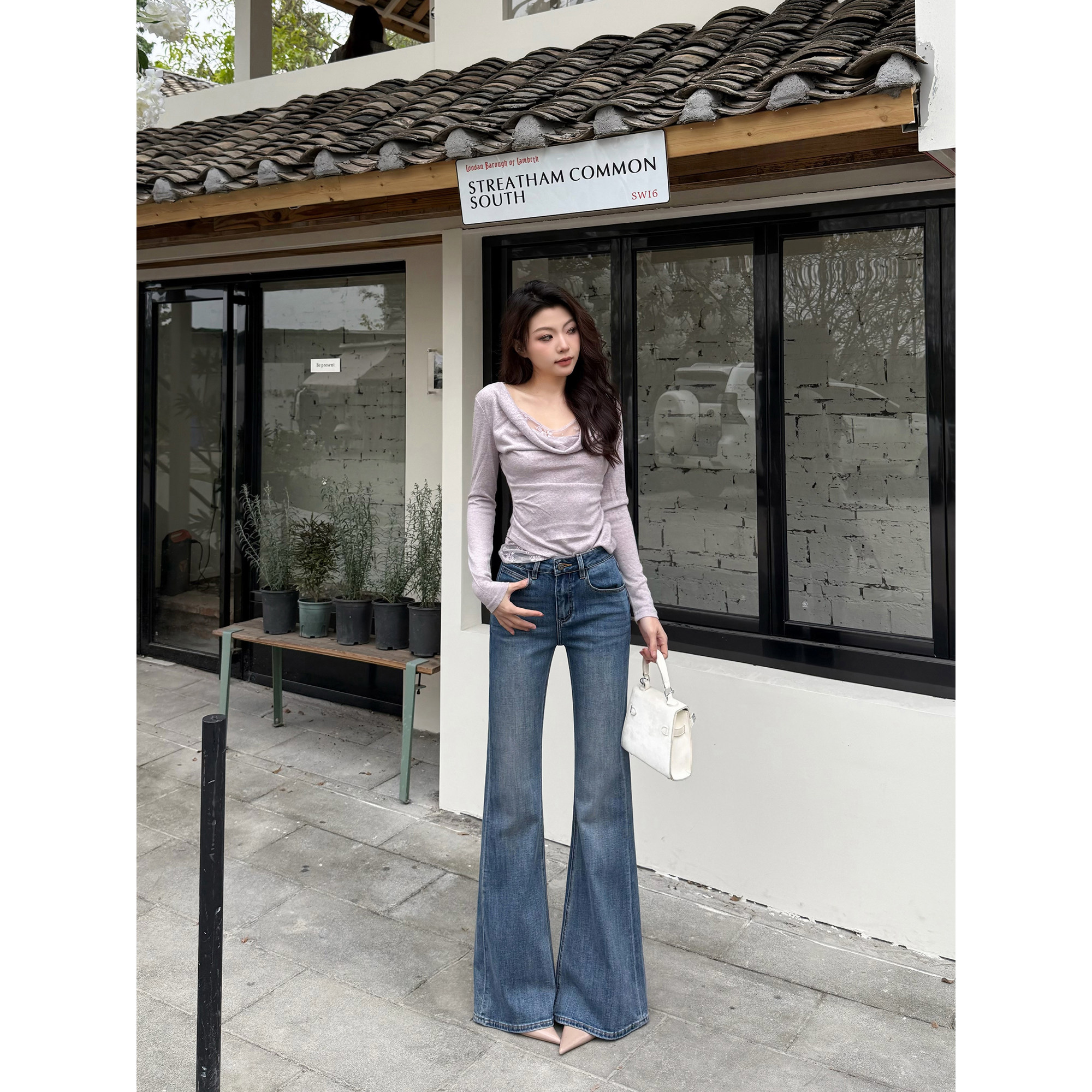 王家有鱼2026春季新款中腰复古蓝刺绣显瘦不贴腿浅色微喇牛仔裤女