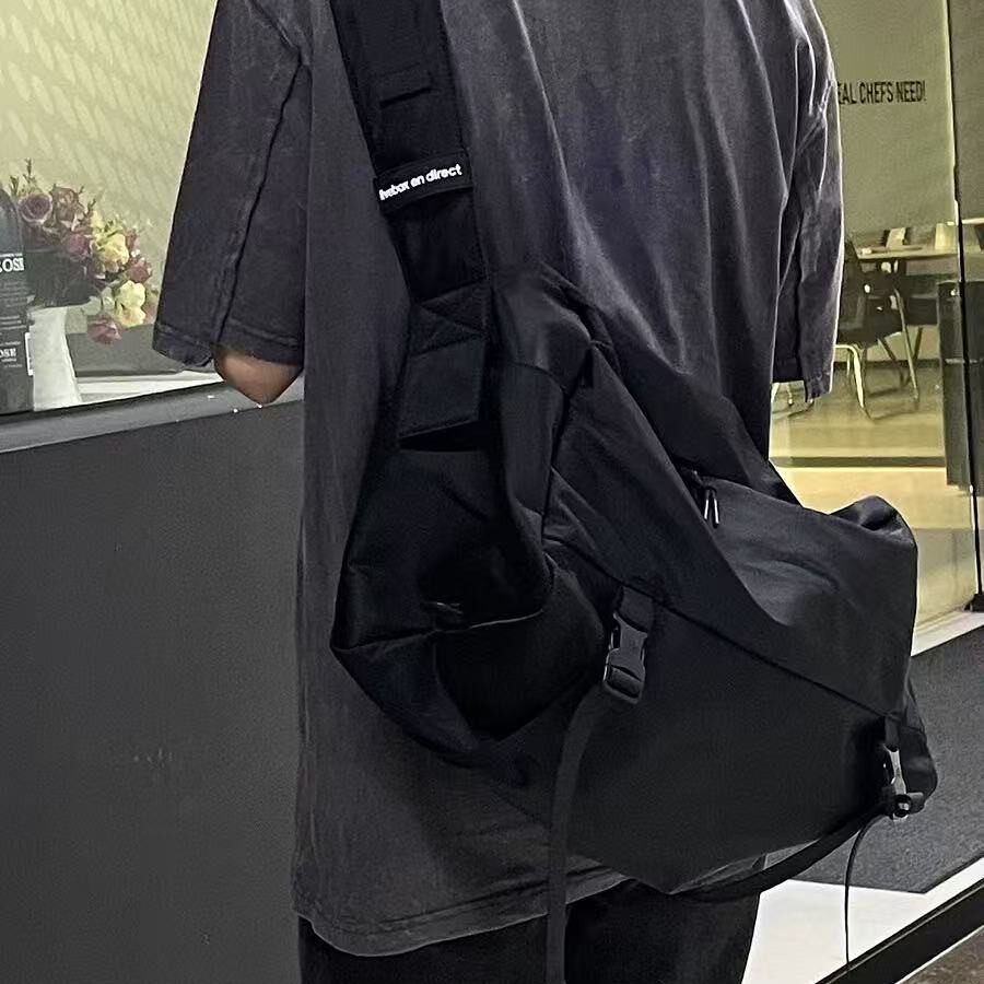 日系大容量斜挎包男运动健身包潮工装机能邮差包单肩背包