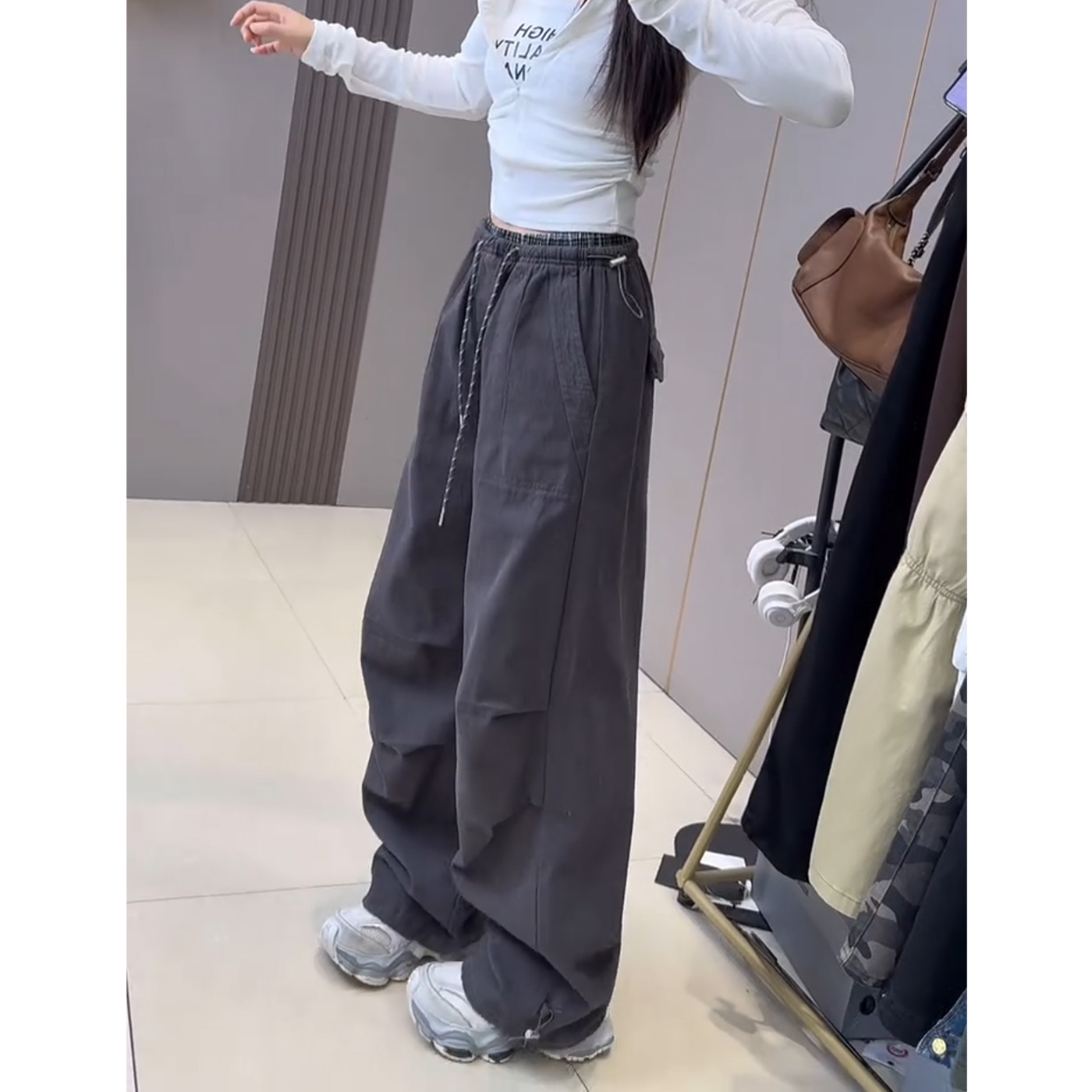 今年流行的阔腿弯刀裤女