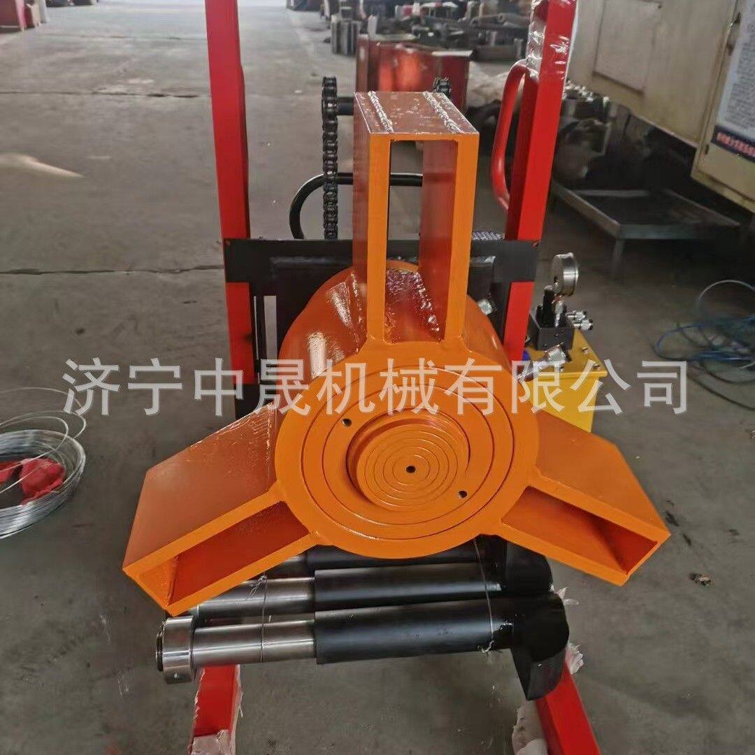 利用液压系统产生的高压力，通过活塞推动三爪或二爪结构均匀施力