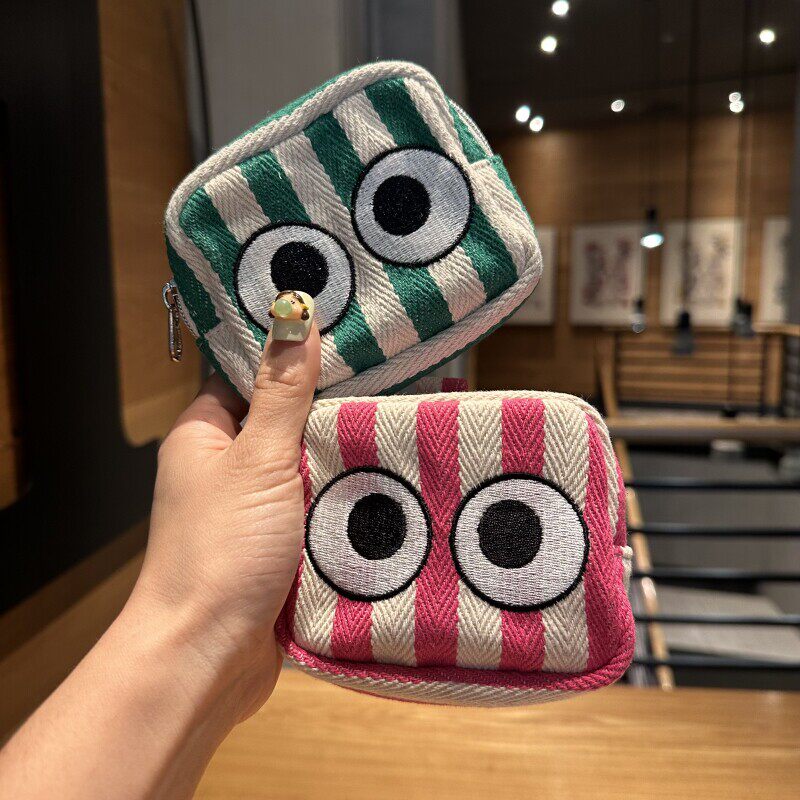 可爱卡通刺绣大眼睛条纹拉链化妆包可挂零钱包口红耳机便携收纳包