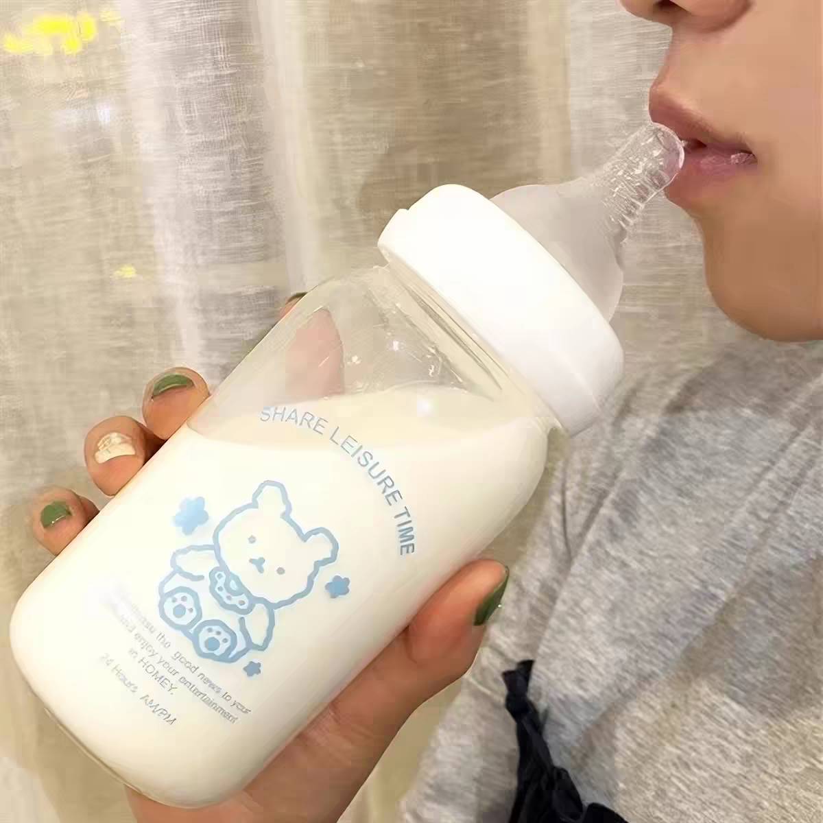 躺着喝奶瓶杯子大人女朋友成年人
