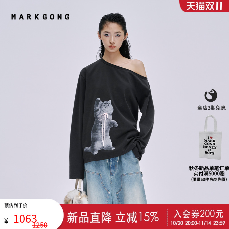 MARKGONG斜开肩小猫印花长袖T恤