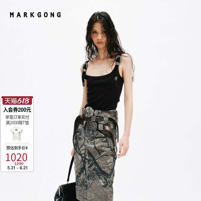 【MARKGONG】简约休闲金属肩带扣背心2026春夏新品女装上衣