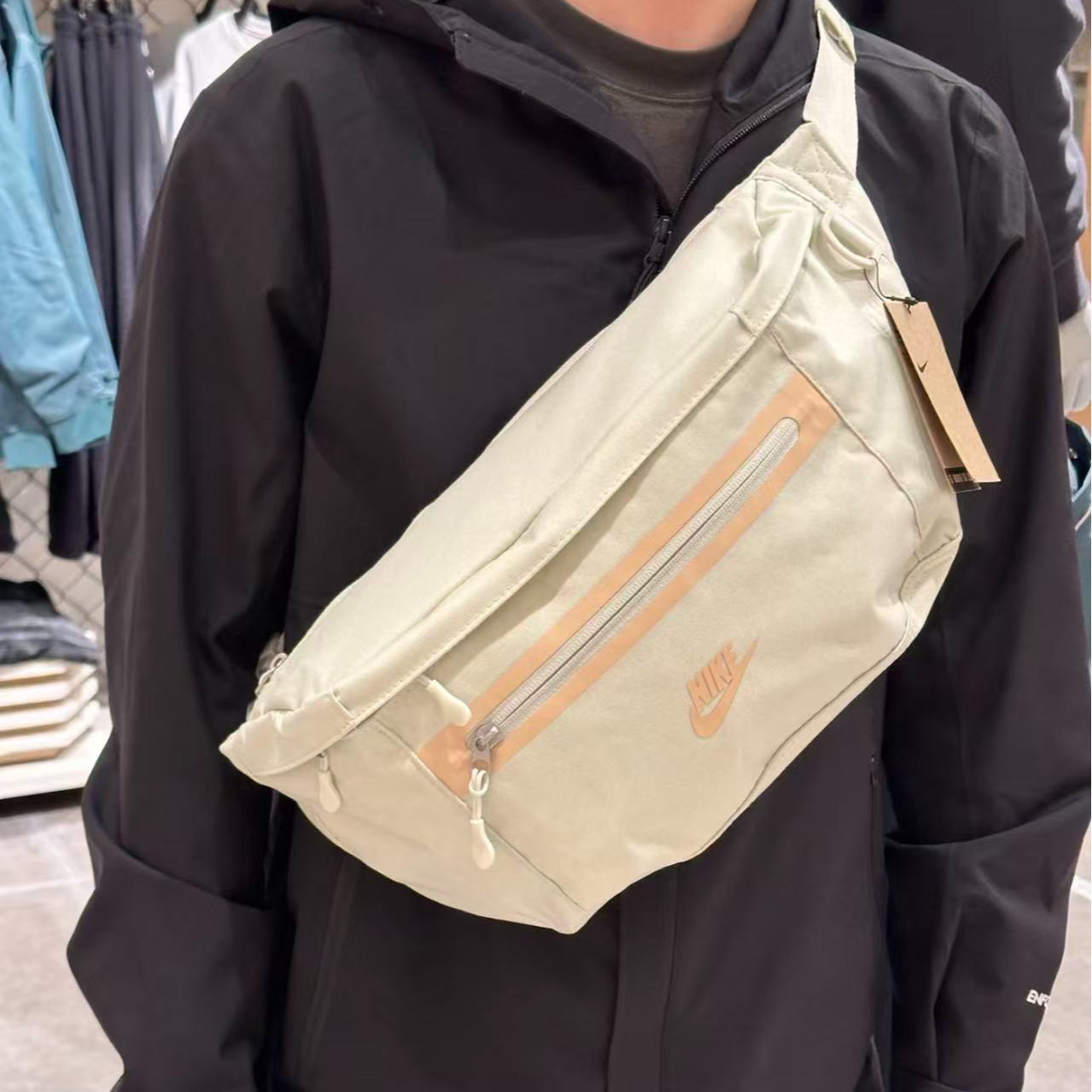 NIKE耐克 斜挎包运动单肩挎包大容量情侣款海玻璃色 DN2556-020