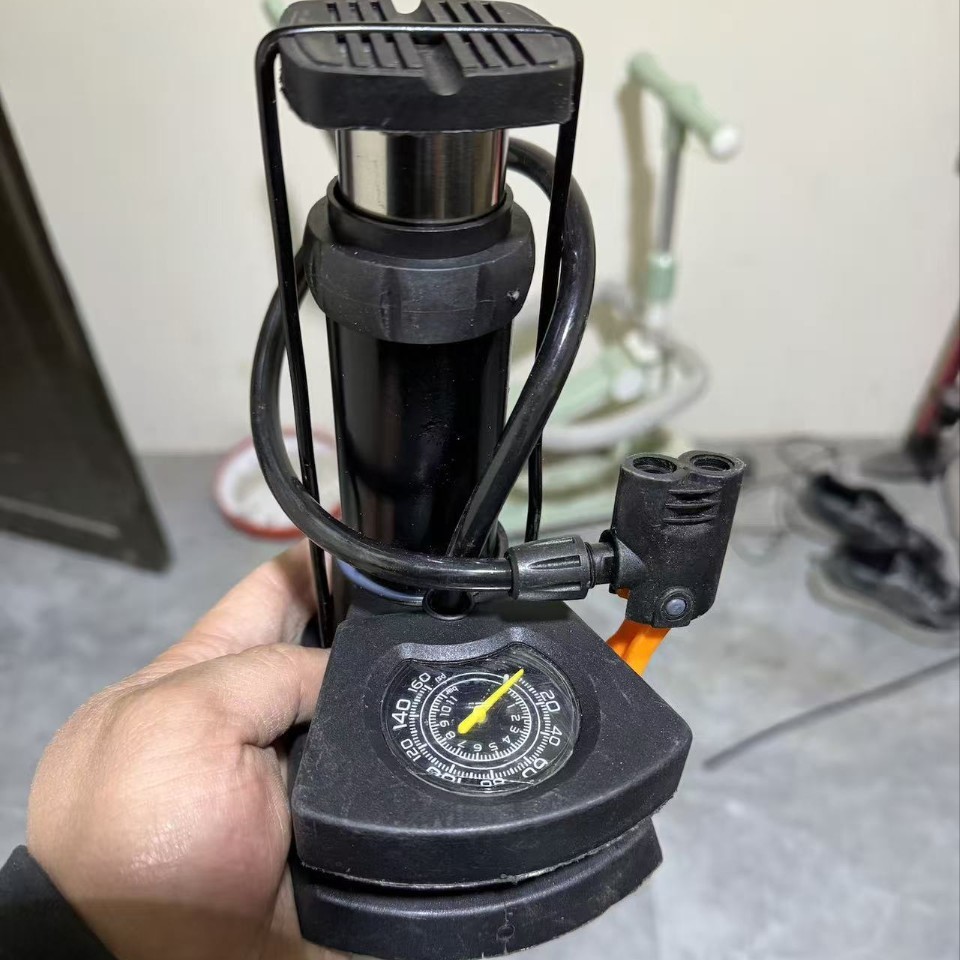脚踩新型高压自行车打气