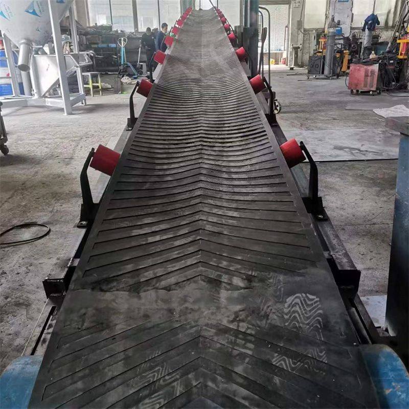 皮带输送提升机耐磨皮带输送机大倾角裙边输送机矿山重型输送机