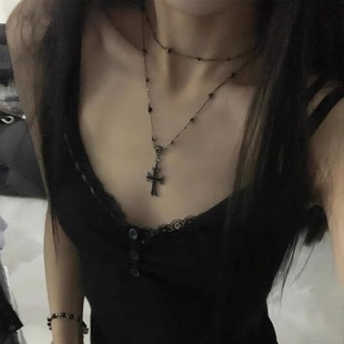 枪黑色十字架项链甜酷辣妹双层叠戴锁骨链女高级感choker颈链配饰