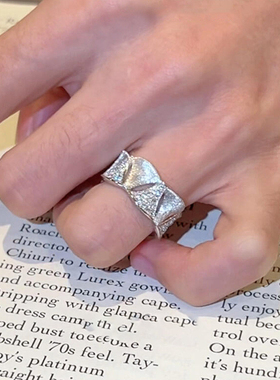 宽口银色拉丝扇形排戒绸缎感戒指