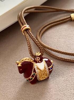 新中式红色滴釉小马吊坠项链女高级感轻奢小众秋冬毛衣链长款配饰