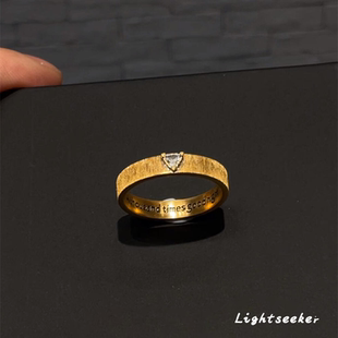 中古黑金色做旧拉丝三角仿锆石戒指小众设计感复古高级感港风指环