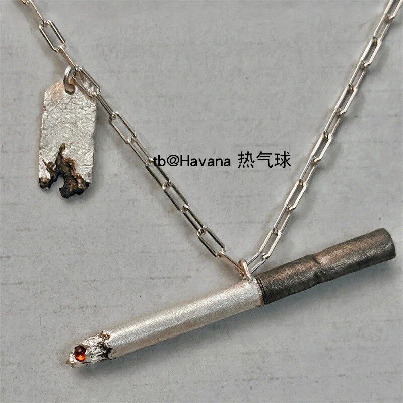 一支点燃的香烟吊坠项链 手握燃烧的烟锁骨链 Necklace