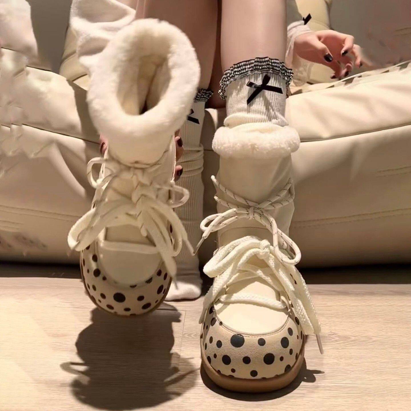 时尚雪地靴女2025冬新款防滑百搭波点绑带加绒厚底保暖短筒毛毛靴