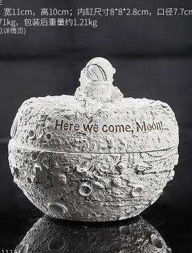 newNordic Astronaut/Spaceman Ash Tray Living Room Decoration