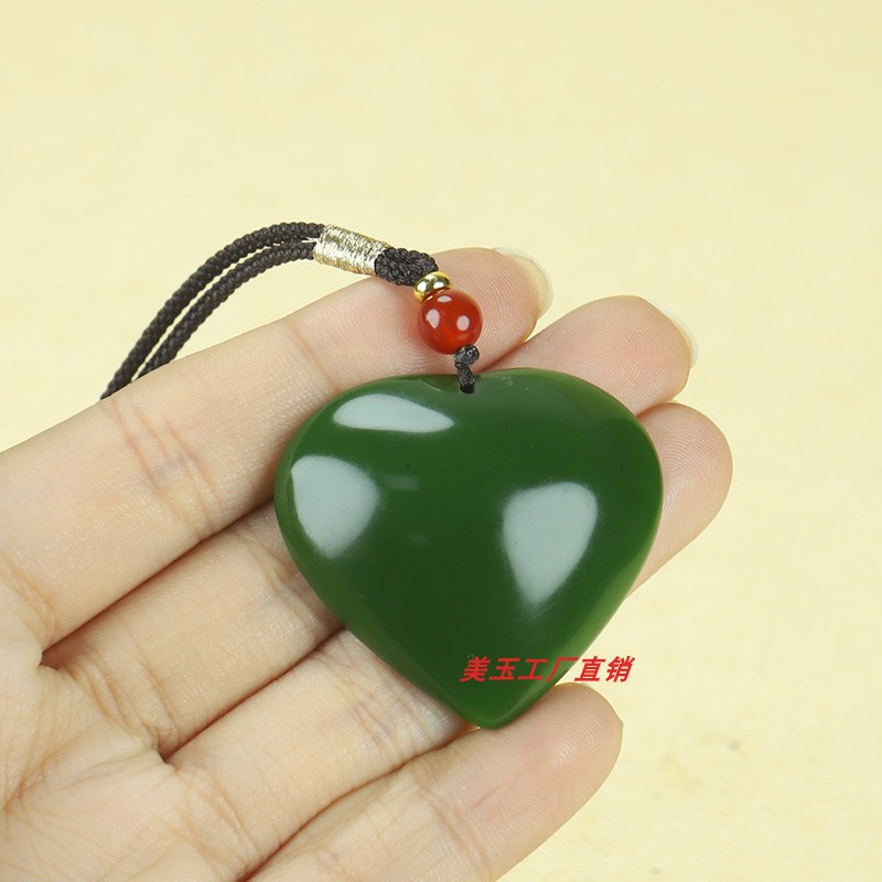 和田玉碧玉菠菜绿鸡心挂件