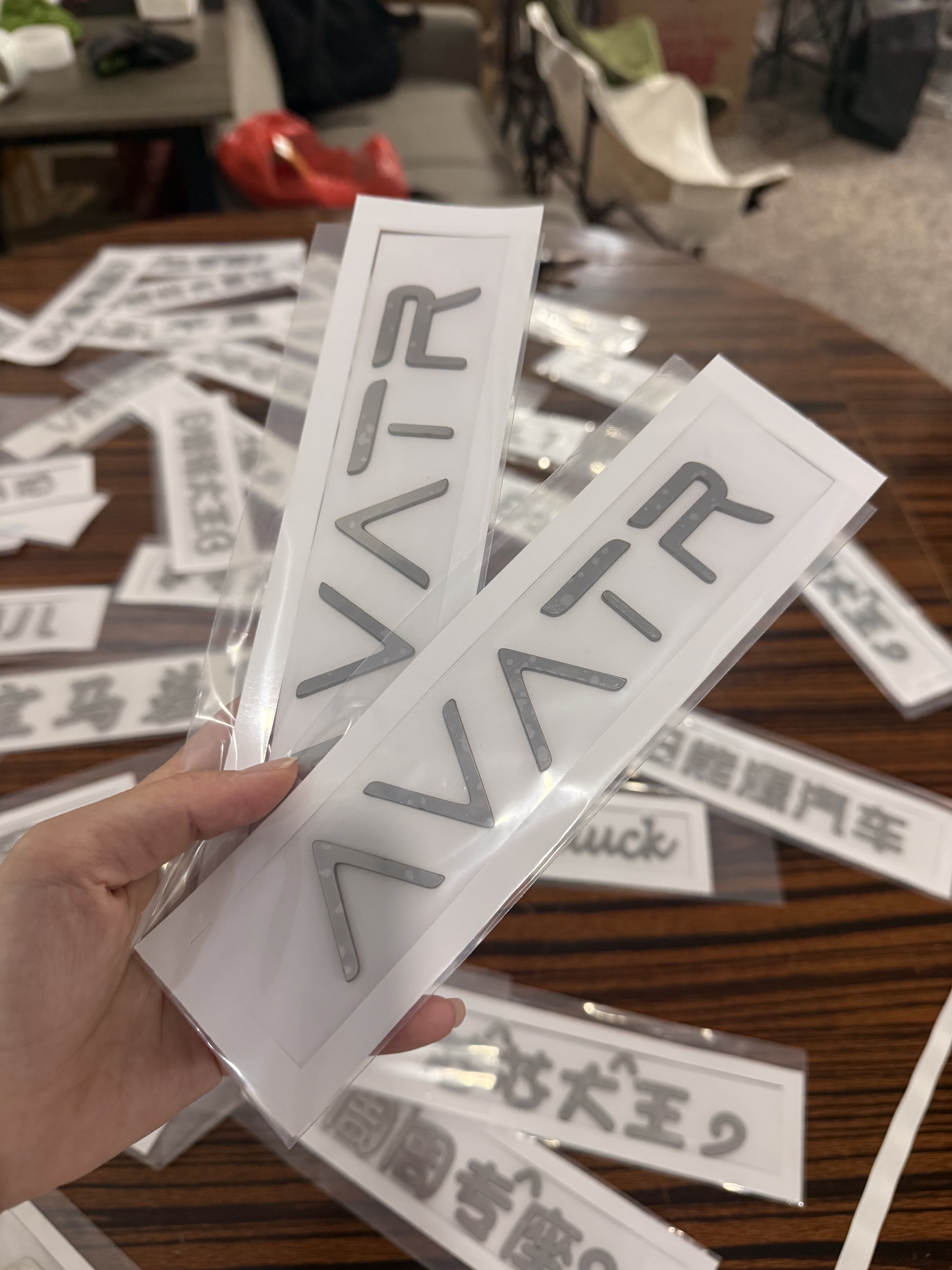 阿维塔12个性车标AVATR改装创意金属英文字母后尾车贴金属不锈钢