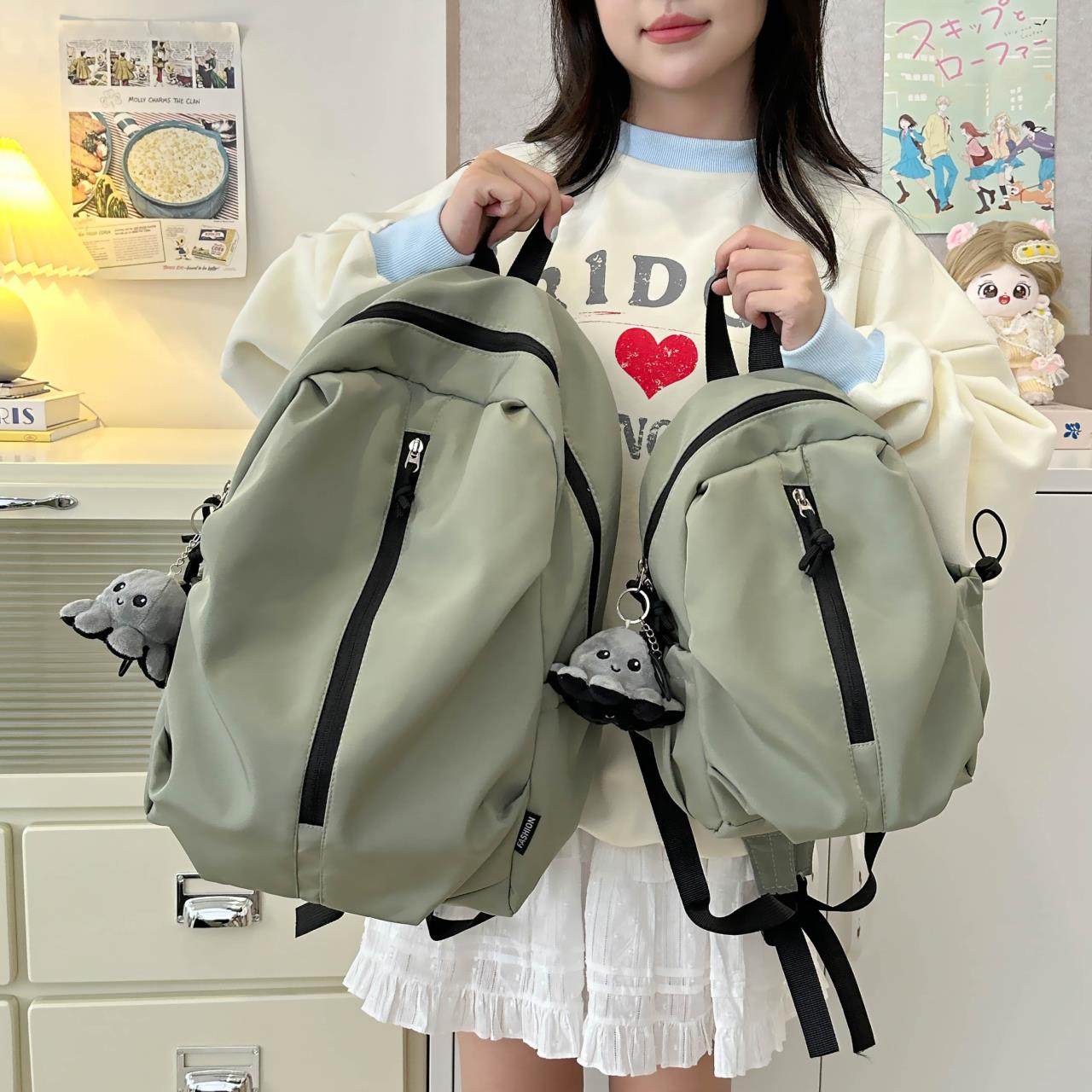 小型轻便简约双肩包女2025新款时尚登山包男休闲旅游户外小号背包