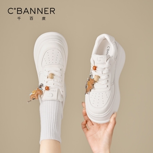 千百度时尚增高小白鞋女2026春季新款小马配饰百搭板鞋运动休闲鞋
