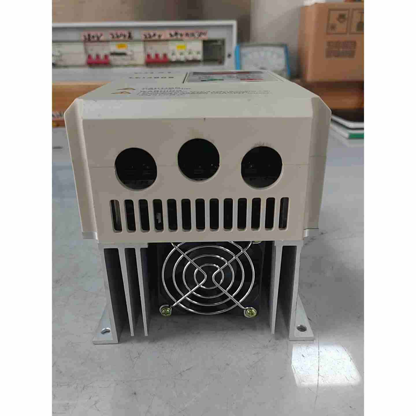 晓磊变频器0.75KW,LEI3000A0D7524B,成色,不是实价