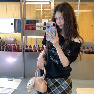 黑色蝴蝶结印花斜肩短袖t恤女2025新款夏季甜辣妹宽松慵懒风上衣