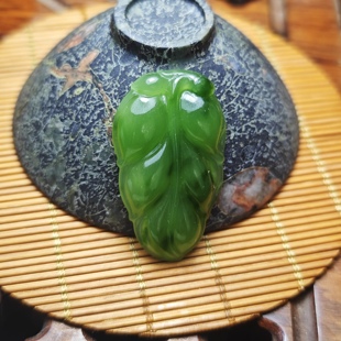 新疆和田玉阳绿碧玉金枝玉叶树叶吊坠冰种老坑冰透饰品女款翠色