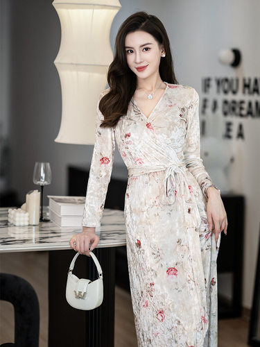 PG DVF连衣裙秋冬法式轻奢显瘦乳白红玫瑰印花丝绒长裙女神范裹身