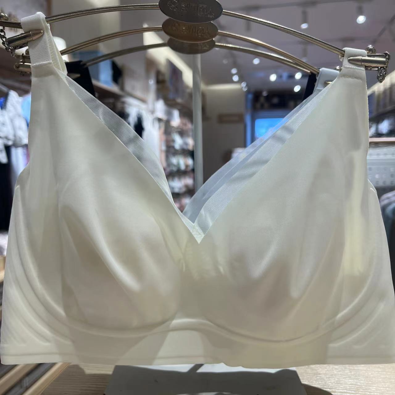 轻薄兔儿杯文胸都市丽人