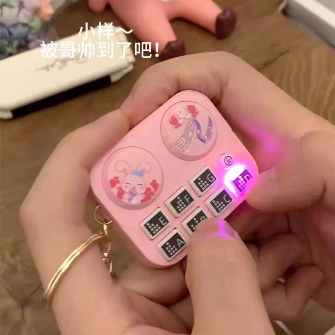 迷你打碟机发亮弹奏音乐创意掌上训练灯光打碟机动感DJ音乐游戏机