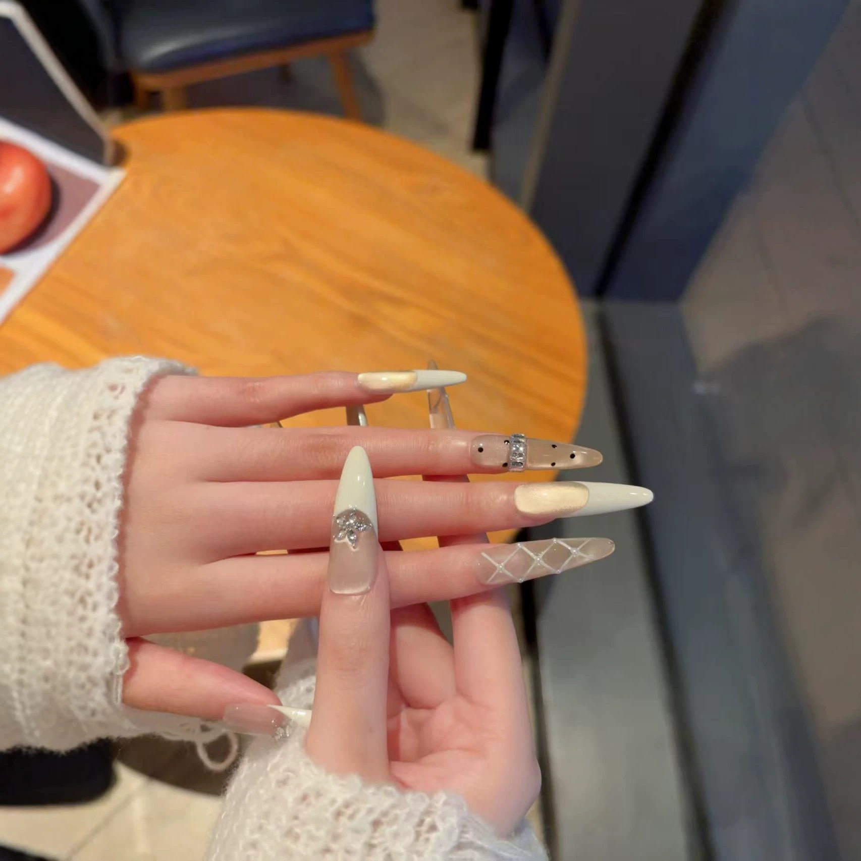 【菱格秘语】高颜值蝴蝶结纯手工穿戴甲女长款杏仁形美甲贴片水钻
