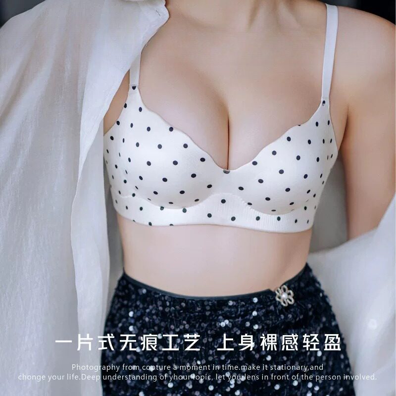 蜜桃胸聚拢显大纯欲风无钢圈文胸