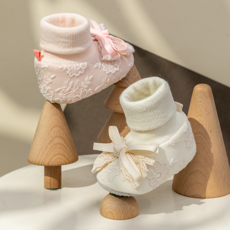 2025年春季新款女宝宝蕾丝鞋子婴儿软底步前鞋蝴蝶结鞋套春秋袜鞋