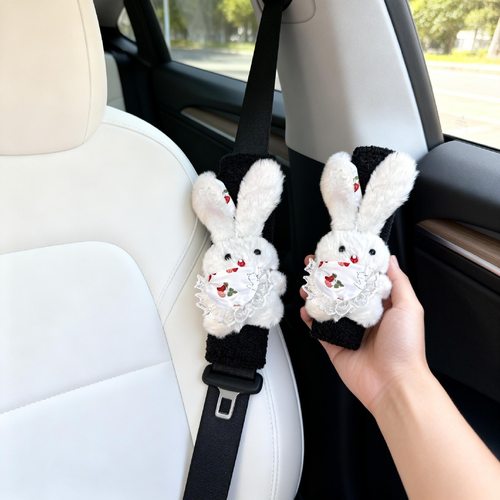 创意安全带毛绒套趣味长耳围兜樱桃小兔公仔玩具车载装饰玩偶护肩
