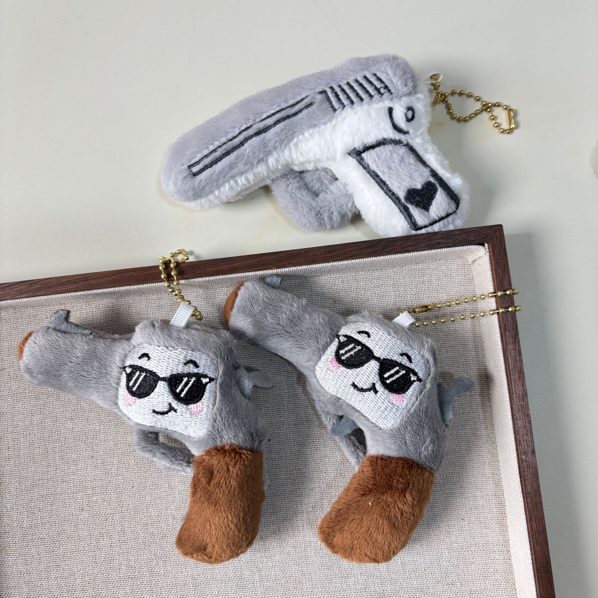 现货可爱创意搞怪手枪玩偶毛绒玩具公仔包挂件电玩城抓娃娃机游戏