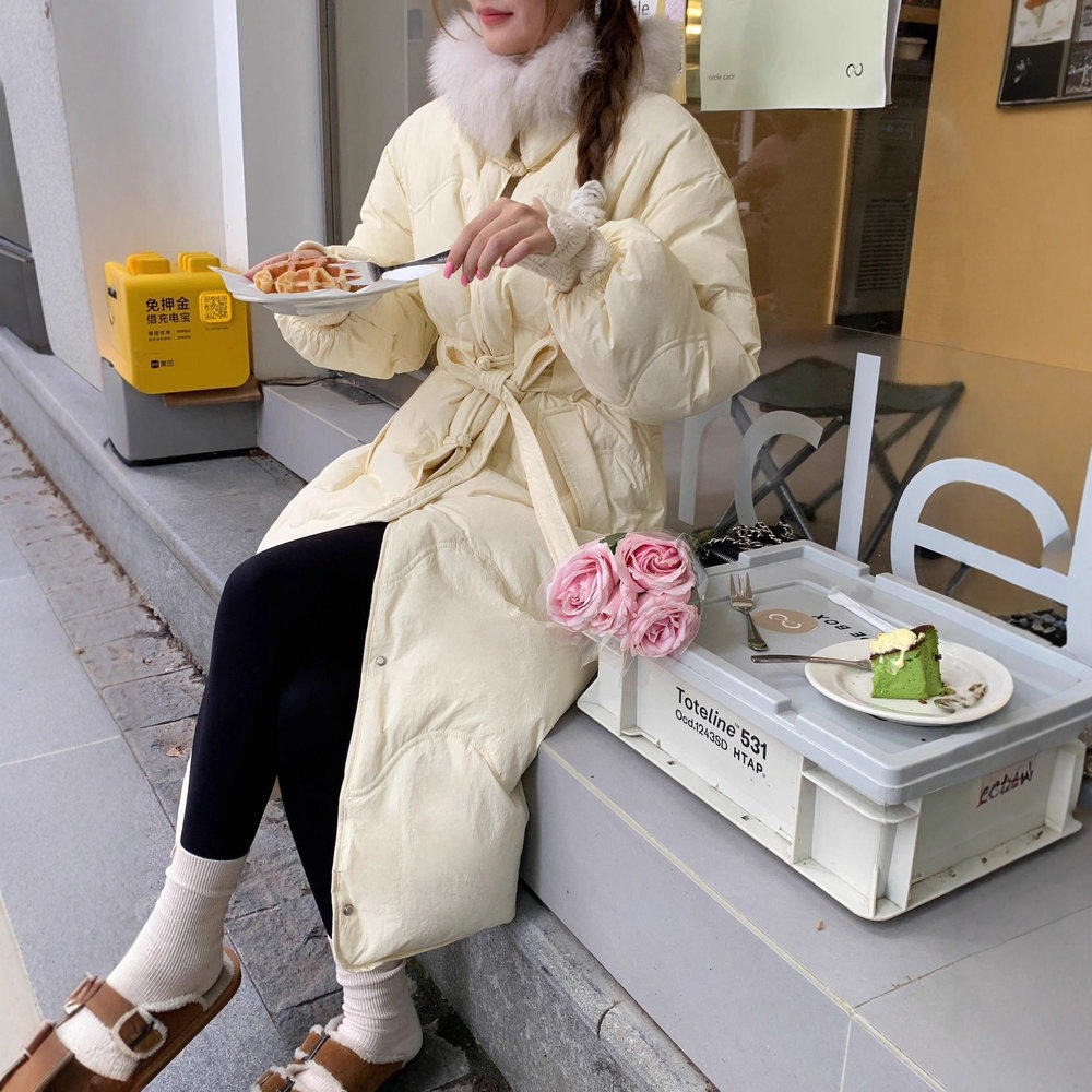 信地中式盘扣羽绒服女中长款2025冬季新款洋气兔毛领腰带款外套