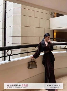 JAYKY YANG乌木沉香茧型丝绒褶皱收腰连衣裙长袖V领包臀长裙