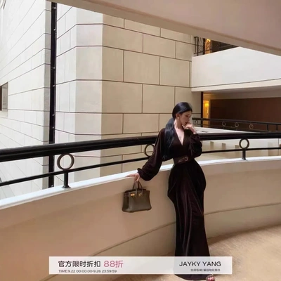 JAYKY YANG乌木沉香茧型丝绒褶皱收腰连衣裙长袖V领包臀长裙