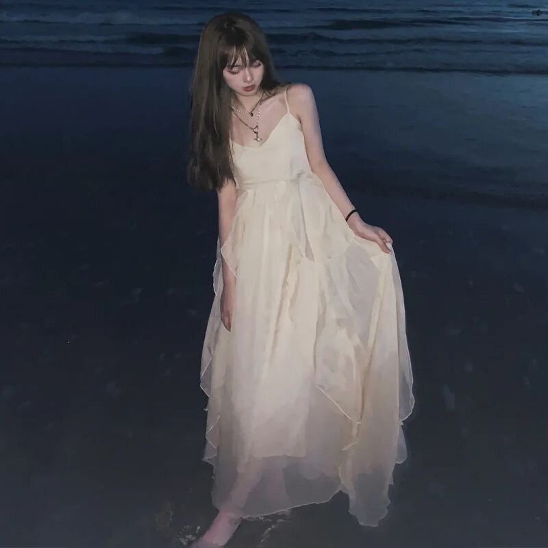 沙滩裙女三亚绝美小裙大理洱海裙子海边拍照衣服超仙度假风连衣裙