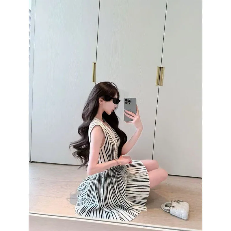 woppei 气质高级感黑白撞色渐变条纹V领收腰显瘦弹力针织连衣裙