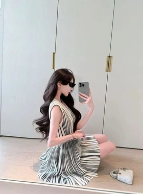woppei 气质高级感黑白撞色渐变条纹V领收腰显瘦弹力针织连衣裙