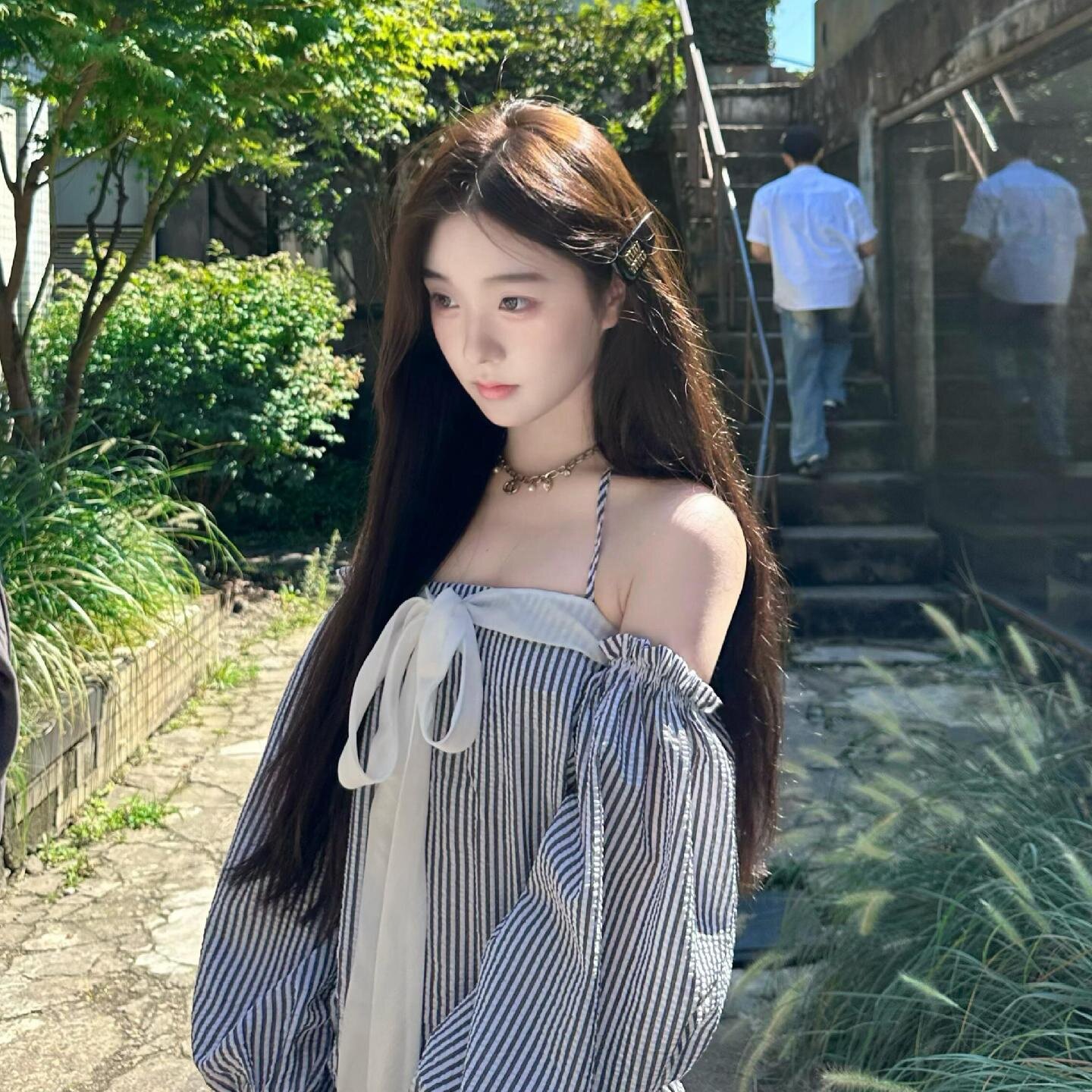 复古条纹蝴蝶结甜辣妹露肩初夏一字肩挂脖连衣裙女收腰显瘦蓬蓬裙