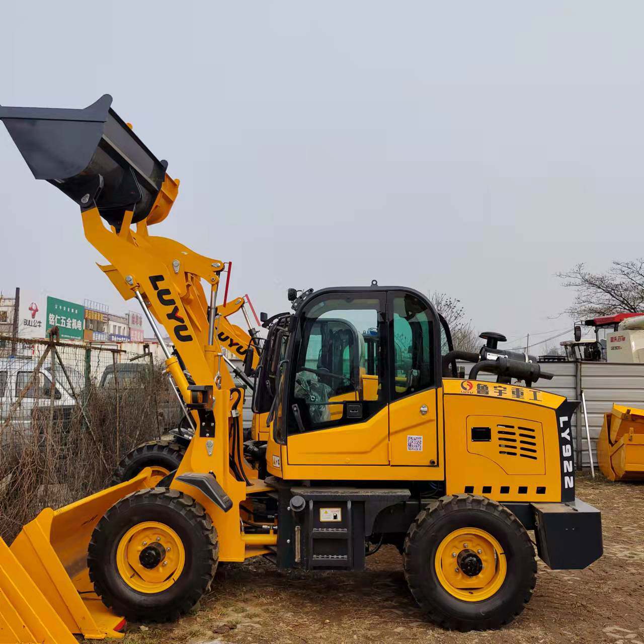 供应多种型号小铲车 轮式小型农用推土机 鲁宇装载机