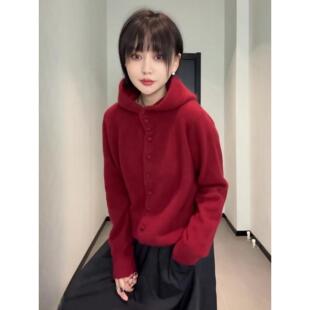 新年红色纽扣连帽针织毛衣女款2025秋冬季新款小个子宽松百搭上衣