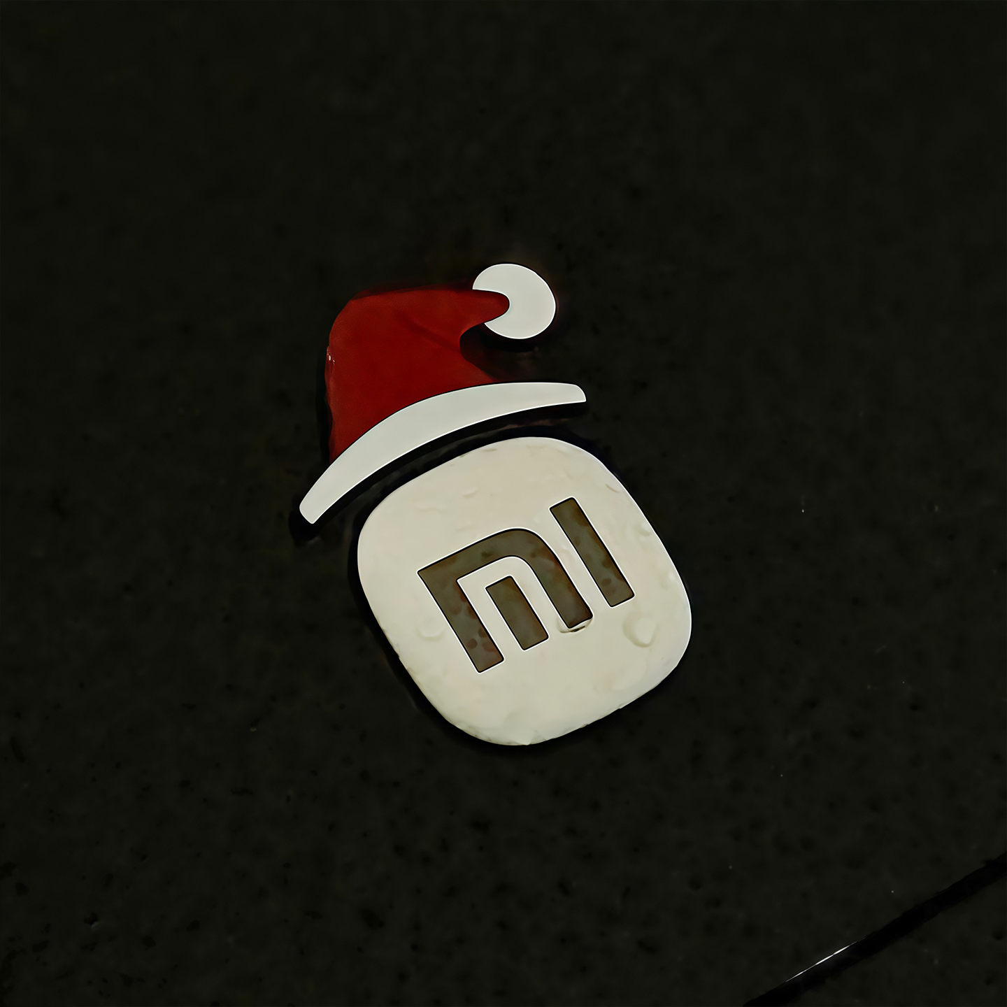 圣诞装饰小米圣诞帽su7前车标帽子装饰特斯拉车标贴创意可爱红帽